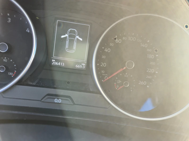 VW Tiguan 2.0 TDI, снимка 15 - Автомобили и джипове - 52802853