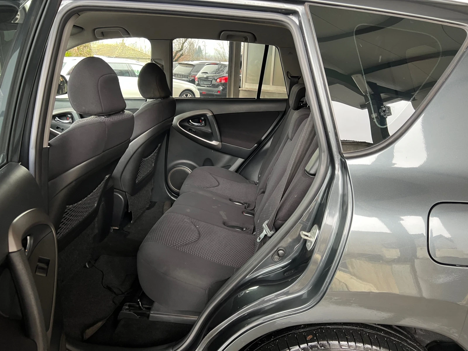 Toyota Rav4 2.2 D-4D, снимка 13 - Автомобили и джипове - 54258431