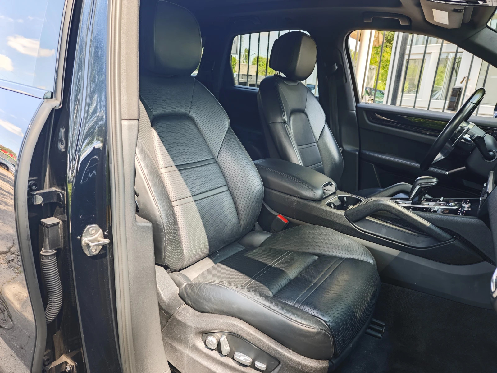 Porsche Cayenne  3.0 V6 Sport Chrono Package Pano Full, снимка 10 - Автомобили и джипове - 54602403
