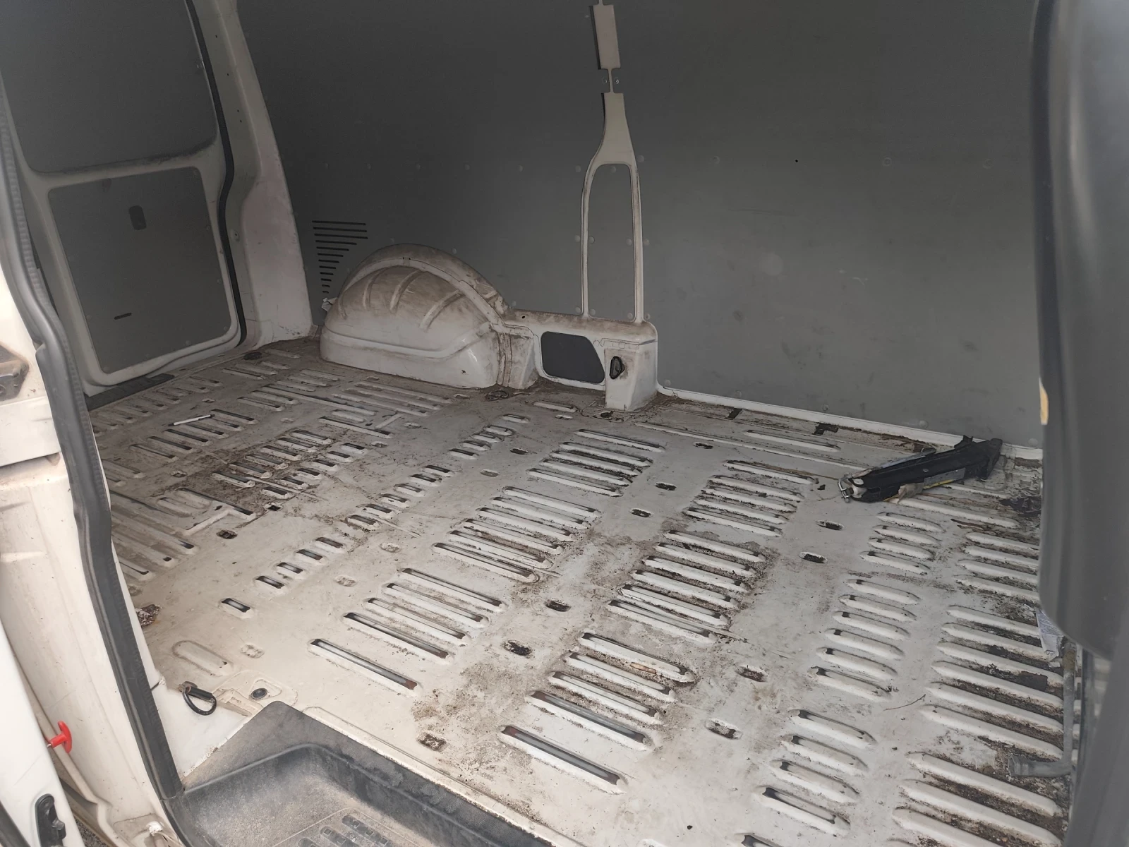 VW Transporter T 6.1 Фейслифт/150348км/3 местен/2.0тди Euro 6D - изображение 8
