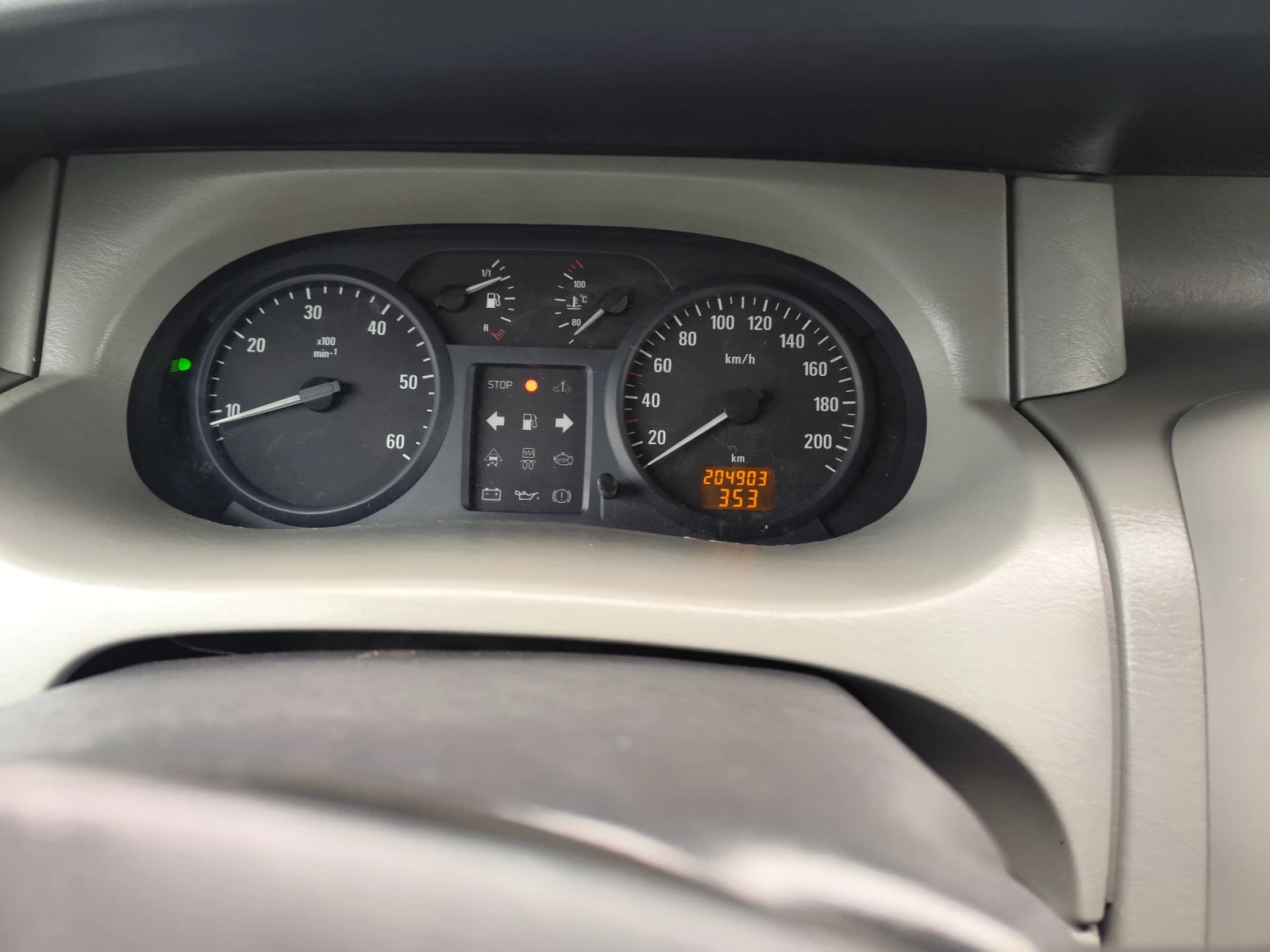 Opel Vivaro 1.9/101/климатик, снимка 11 - Бусове и автобуси - 54166561