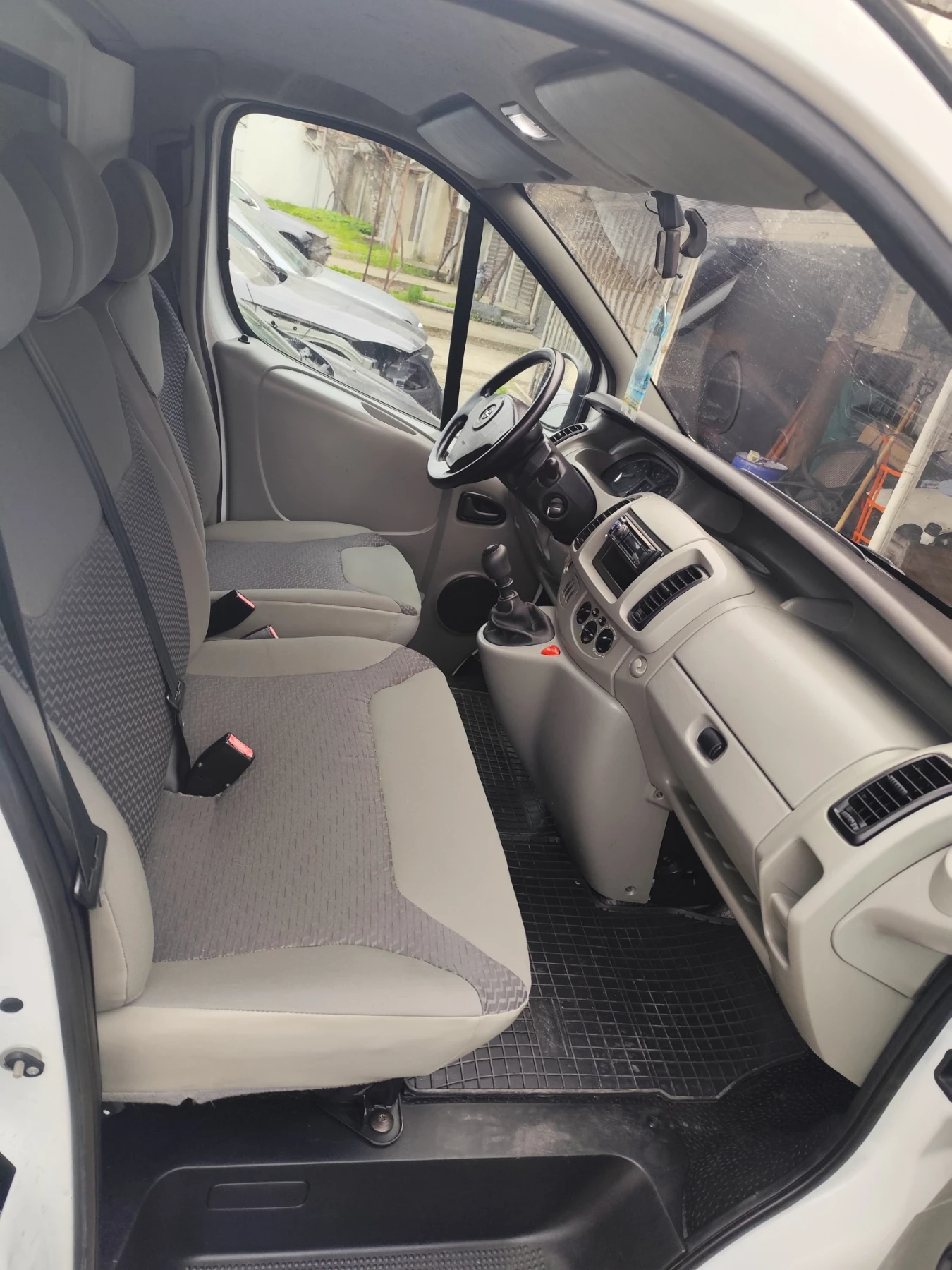 Opel Vivaro 1.9/101/климатик, снимка 10 - Бусове и автобуси - 54166561