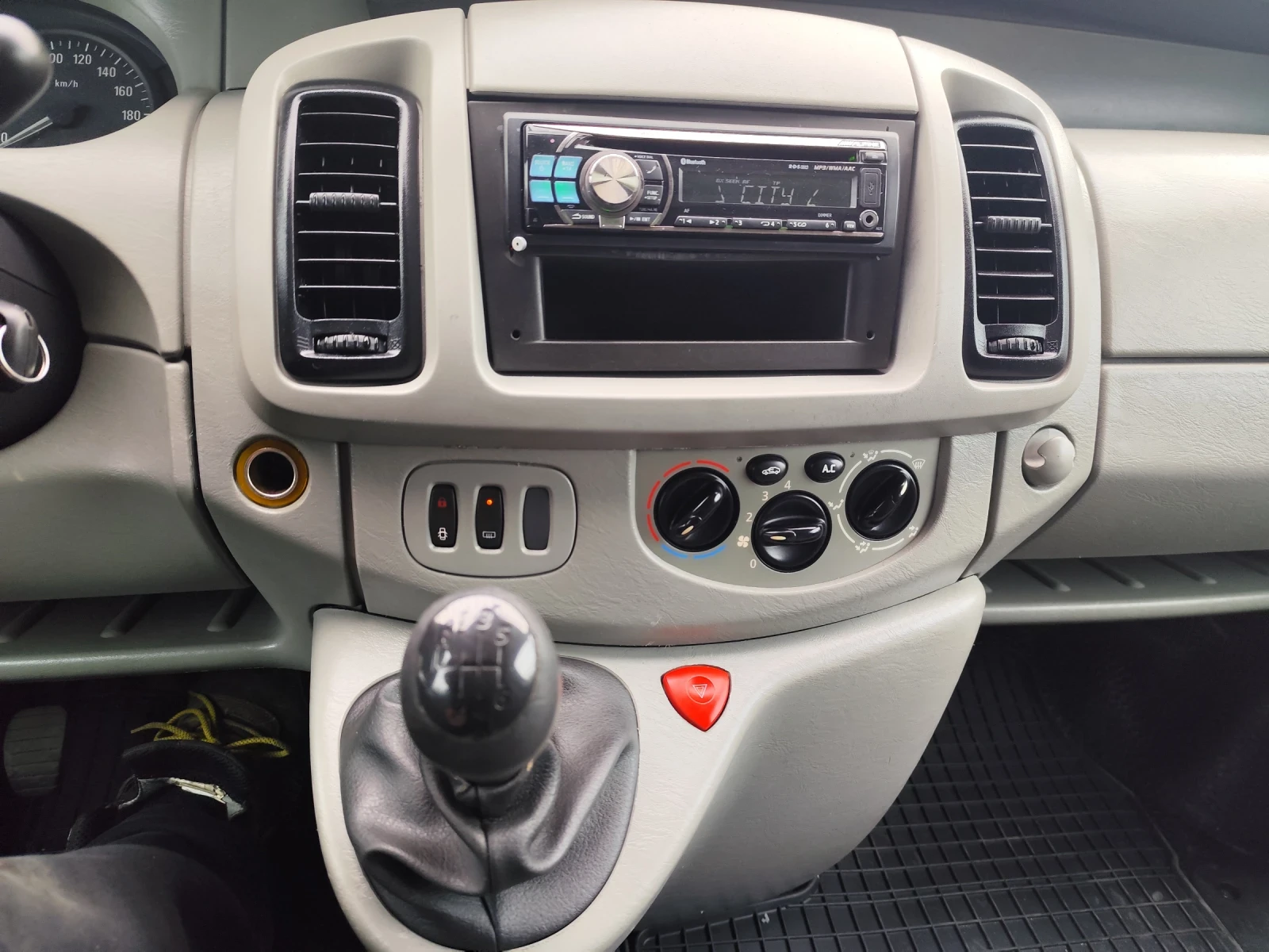 Opel Vivaro 1.9/101/климатик, снимка 12 - Бусове и автобуси - 54166561