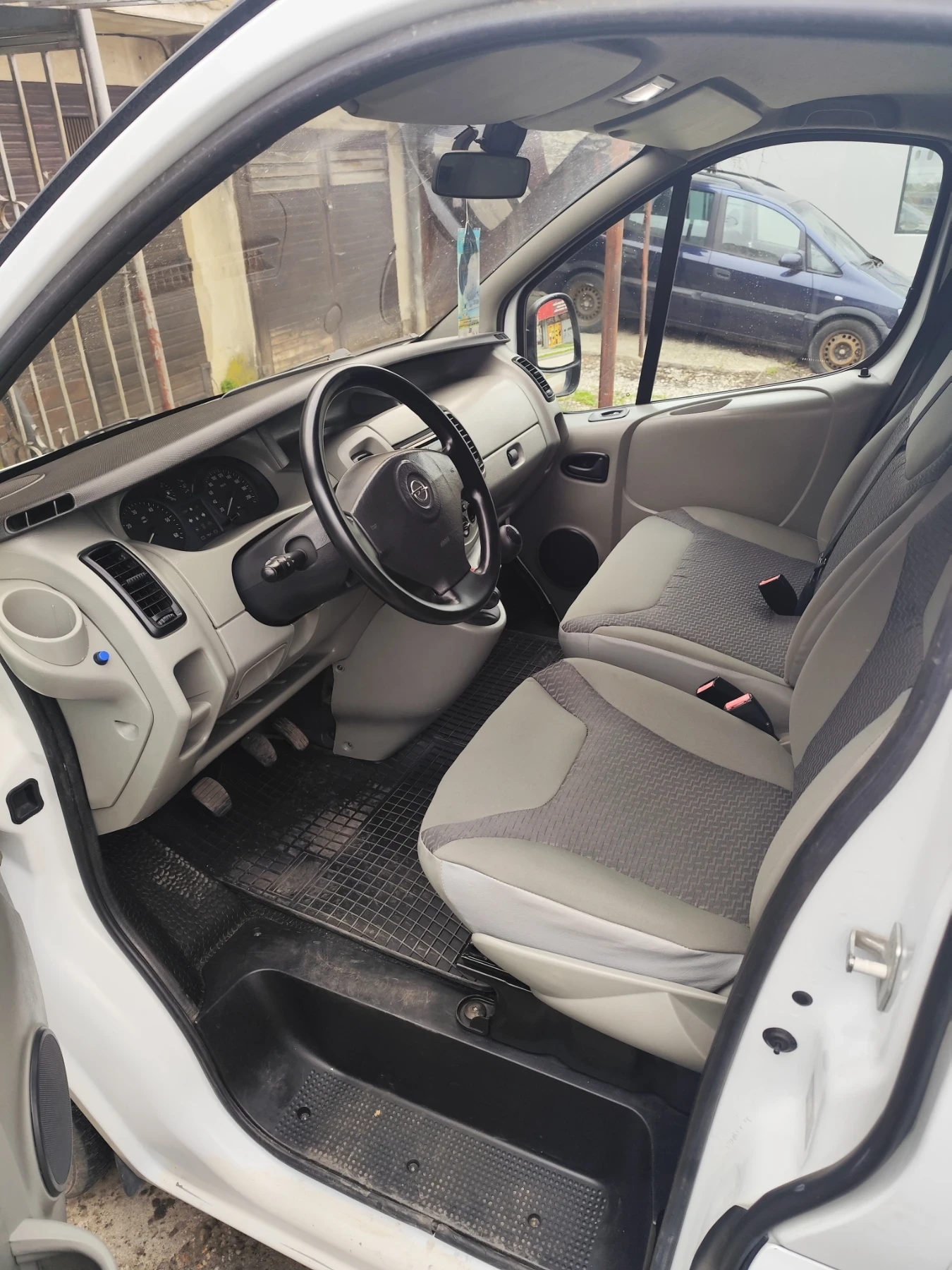 Opel Vivaro 1.9/101/климатик, снимка 8 - Бусове и автобуси - 54166561