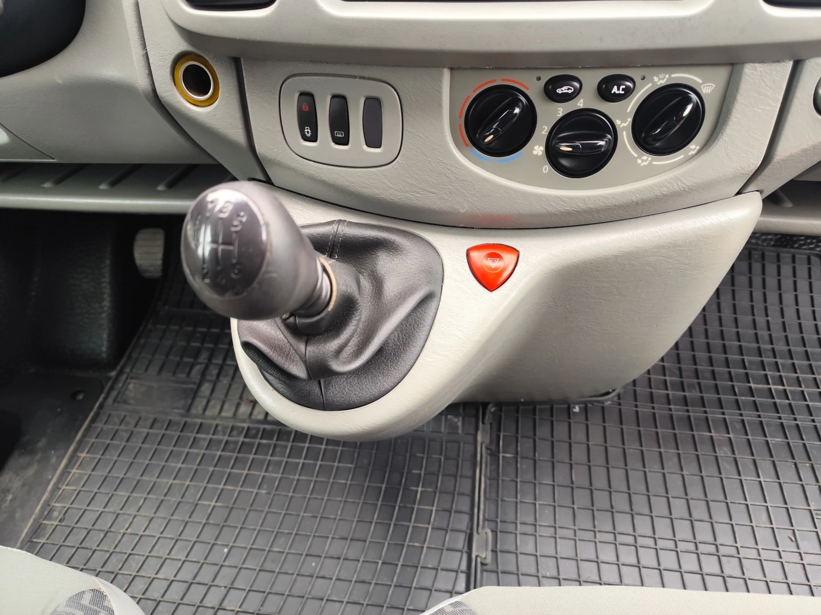 Opel Vivaro 1.9/101/климатик, снимка 9 - Бусове и автобуси - 54166561