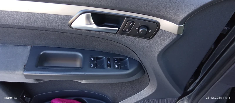 VW Touran 1.9 TDI, снимка 11 - Автомобили и джипове - 52921671