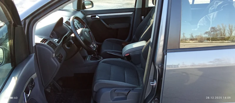 VW Touran 1.9 TDI, снимка 13 - Автомобили и джипове - 52921671