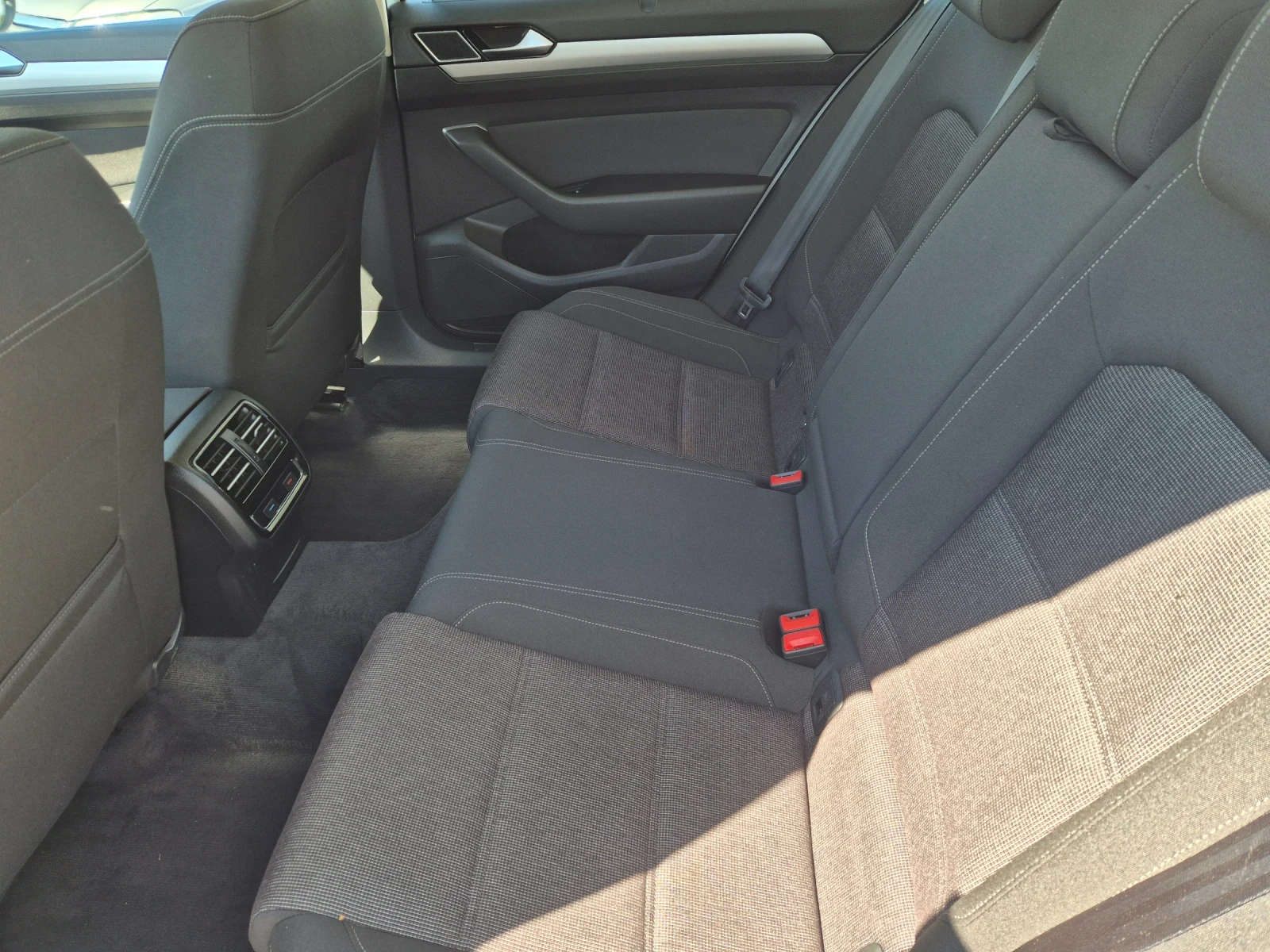 VW Passat 1.6 TDI , снимка 16 - Автомобили и джипове - 54385265