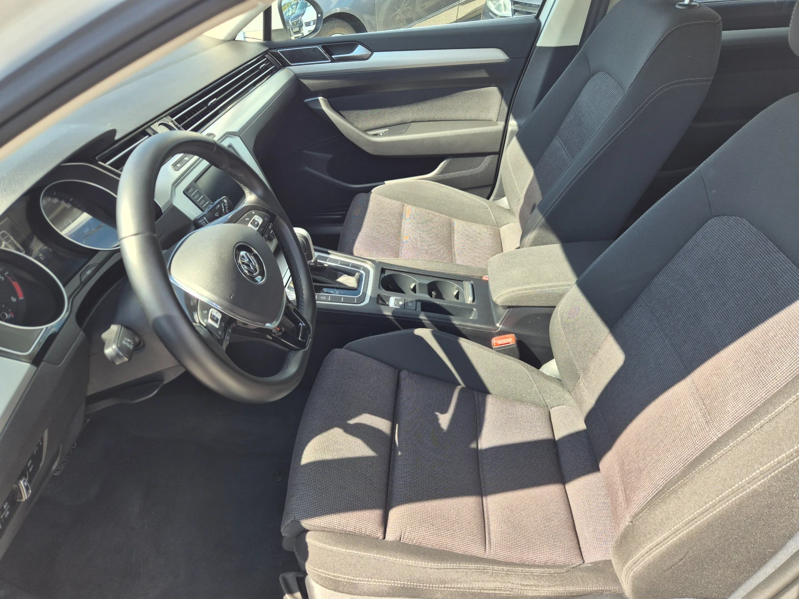 VW Passat 1.6 TDI , снимка 17 - Автомобили и джипове - 54385265