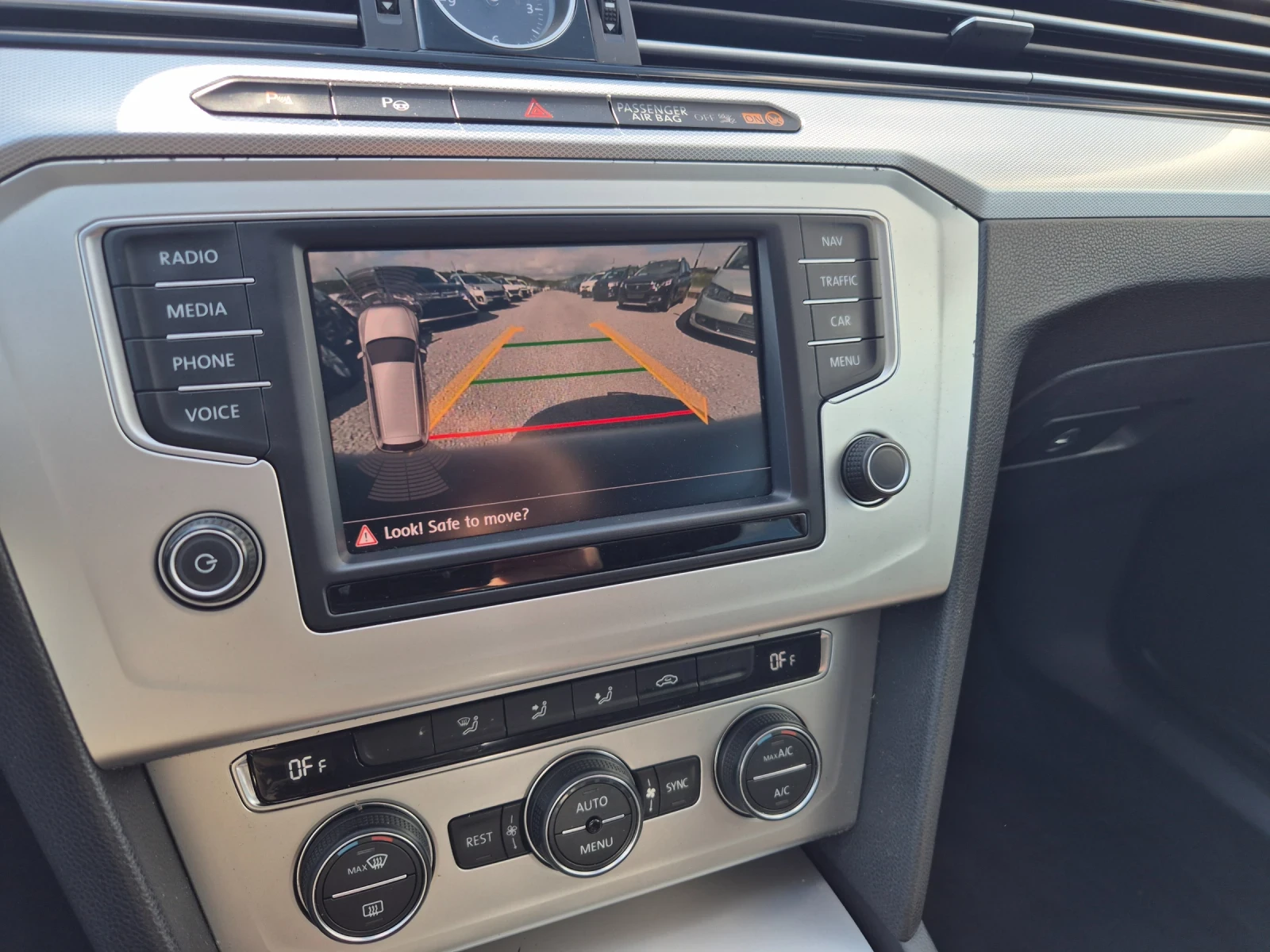 VW Passat 1.6 TDI , снимка 11 - Автомобили и джипове - 54385265