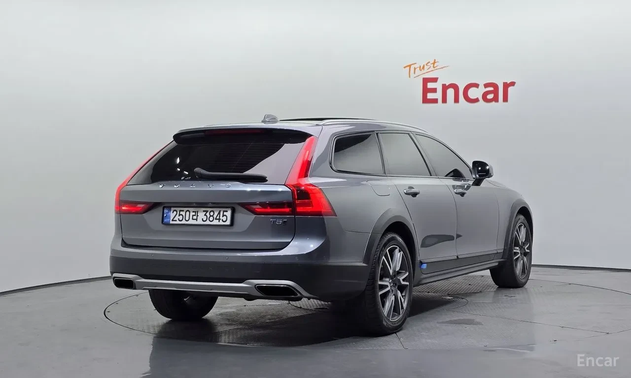 Volvo V90 Cross Country T5 PRO AWD* МАСАЖ* BOWERS&WILKINS* 360* HEAD-UP* , снимка 2 - Автомобили и джипове - 55269322