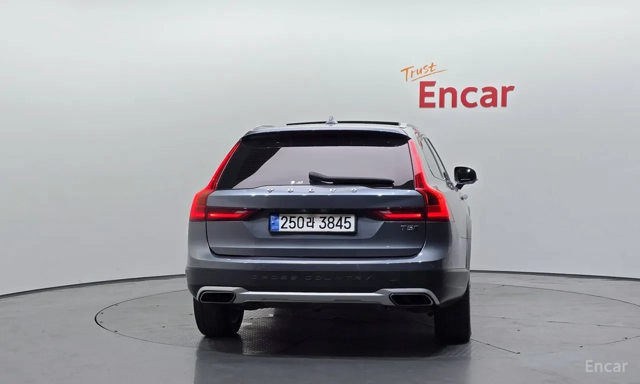 Volvo V90 Cross Country T5 PRO AWD* МАСАЖ* BOWERS&WILKINS* 360* HEAD-UP* , снимка 4 - Автомобили и джипове - 55269322