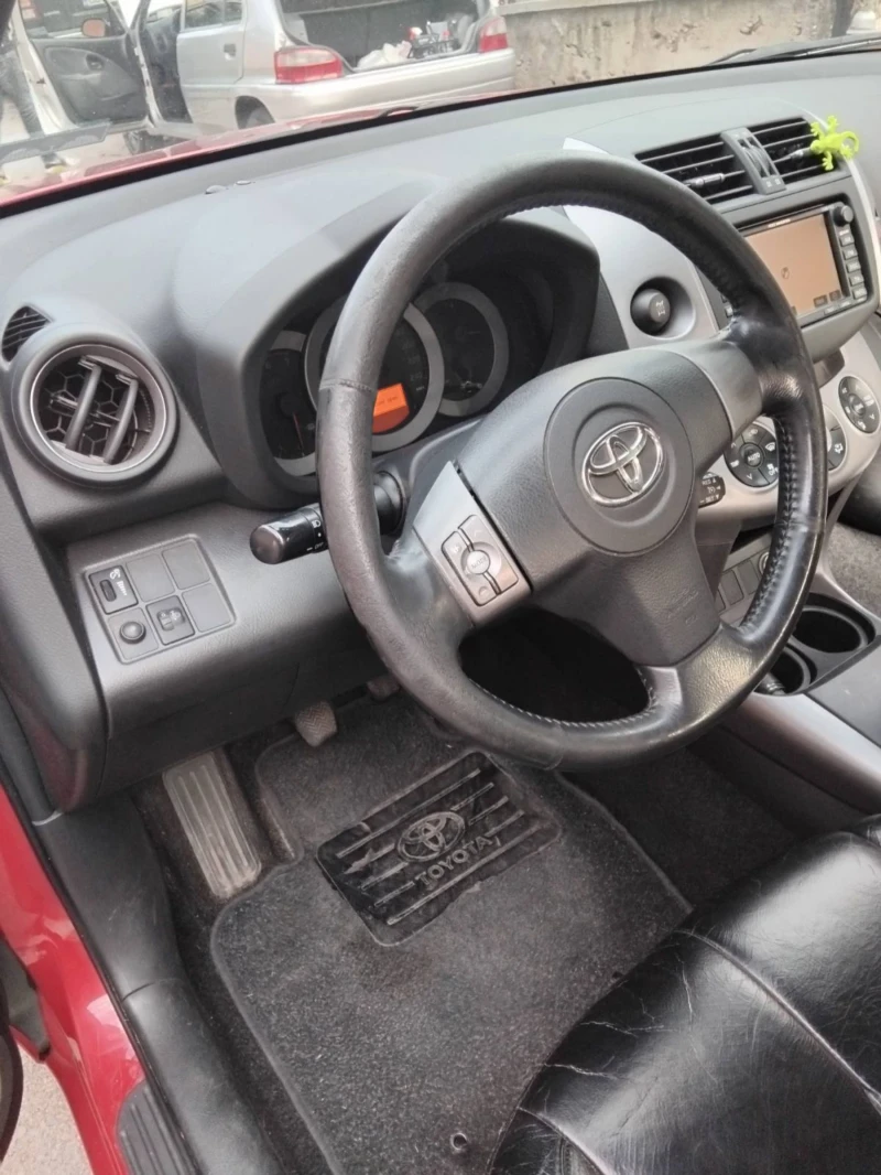 Toyota Rav4 2.2 D4D, снимка 14 - Автомобили и джипове - 53261607