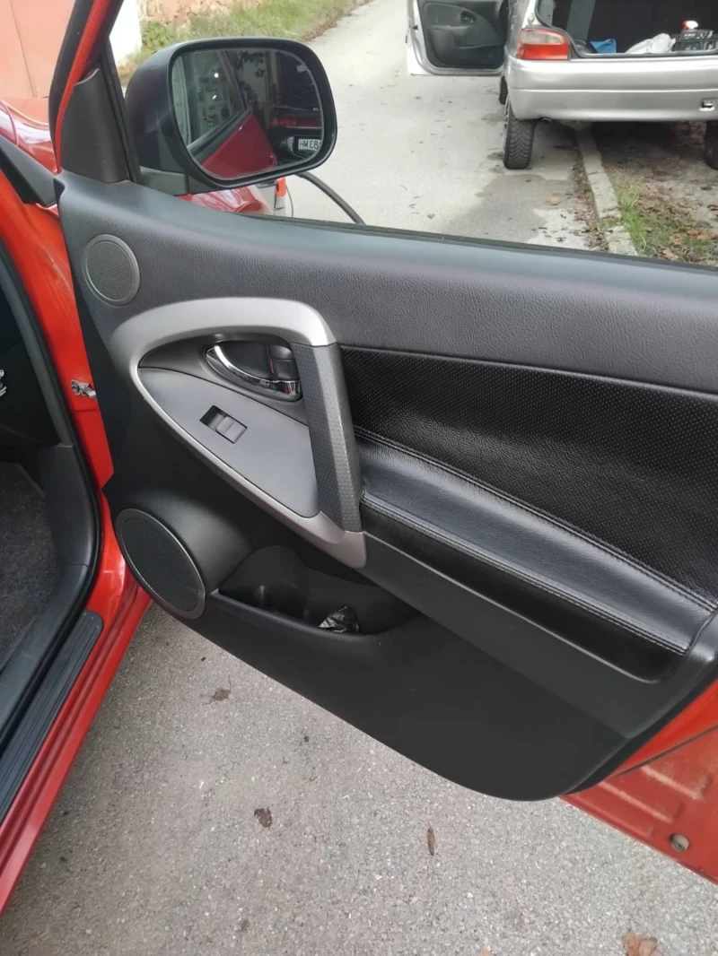 Toyota Rav4 2.2 D4D, снимка 13 - Автомобили и джипове - 53261607