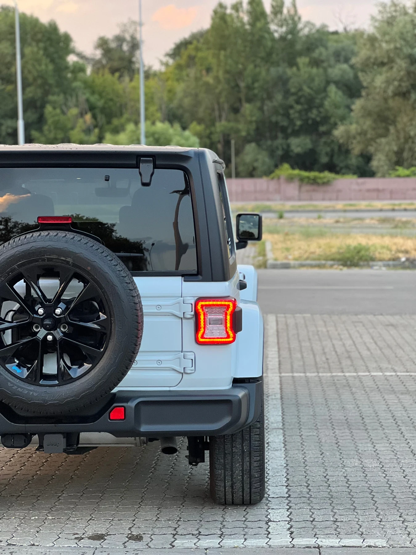 Jeep Wrangler Plug-in hybrid  - изображение 10