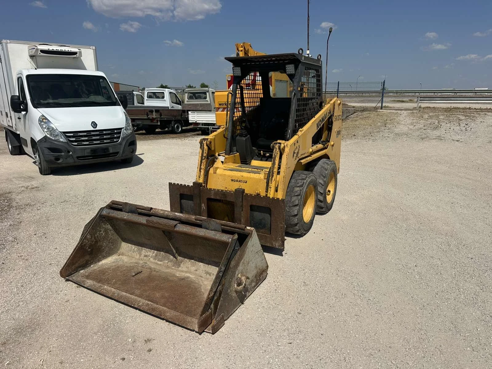 Мини челни товарачи Komatsu