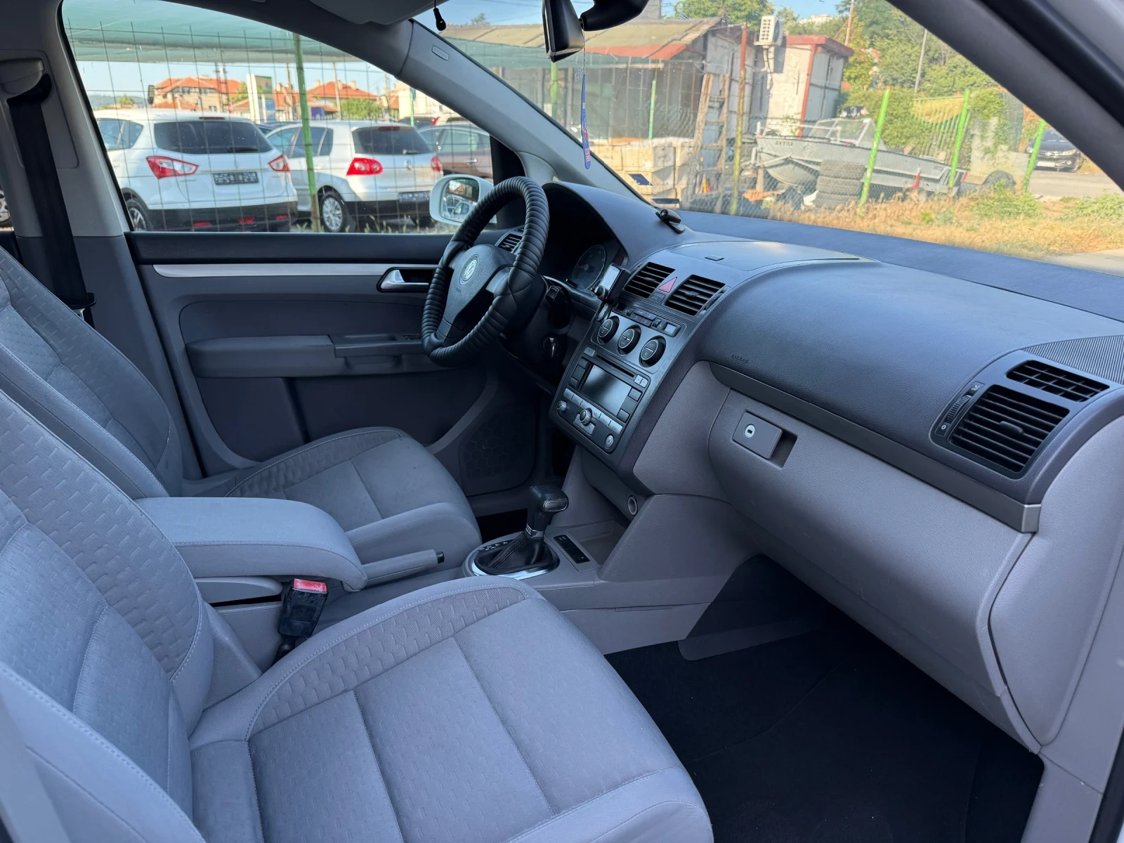 VW Touran Автоматик/Подгрев на седалките/Климатроник/Темпома - изображение 10