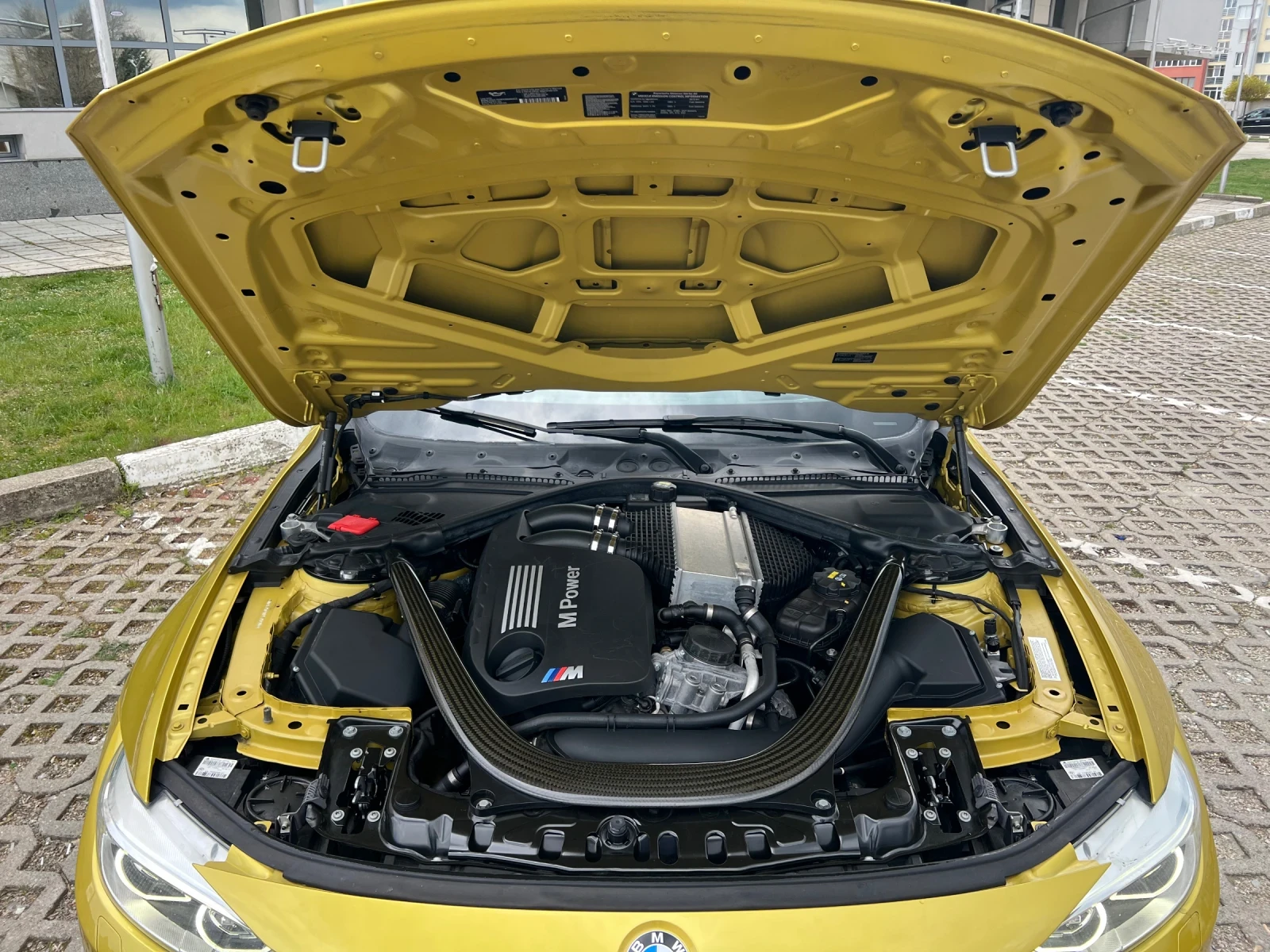 BMW M4 Austin Yellow, снимка 10 - Автомобили и джипове - 54358319