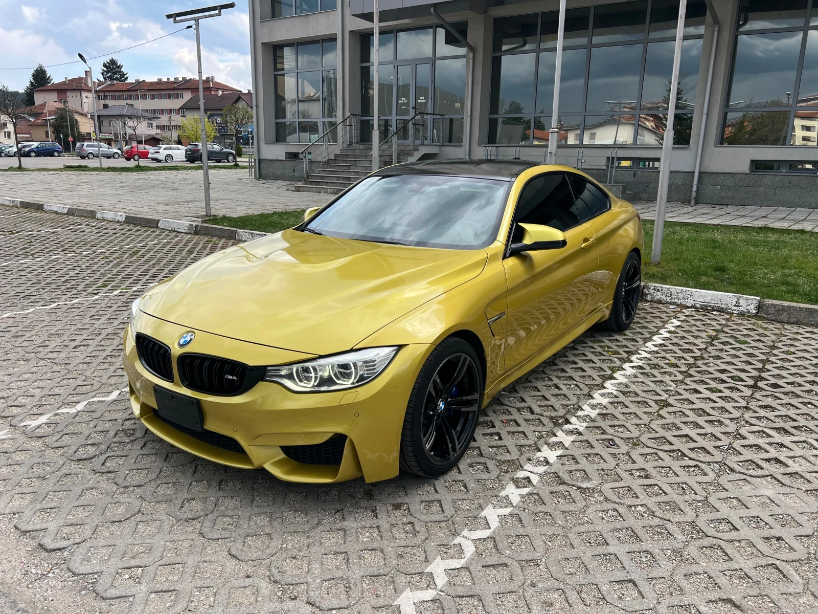BMW M4 Austin Yellow, снимка 3 - Автомобили и джипове - 54358319