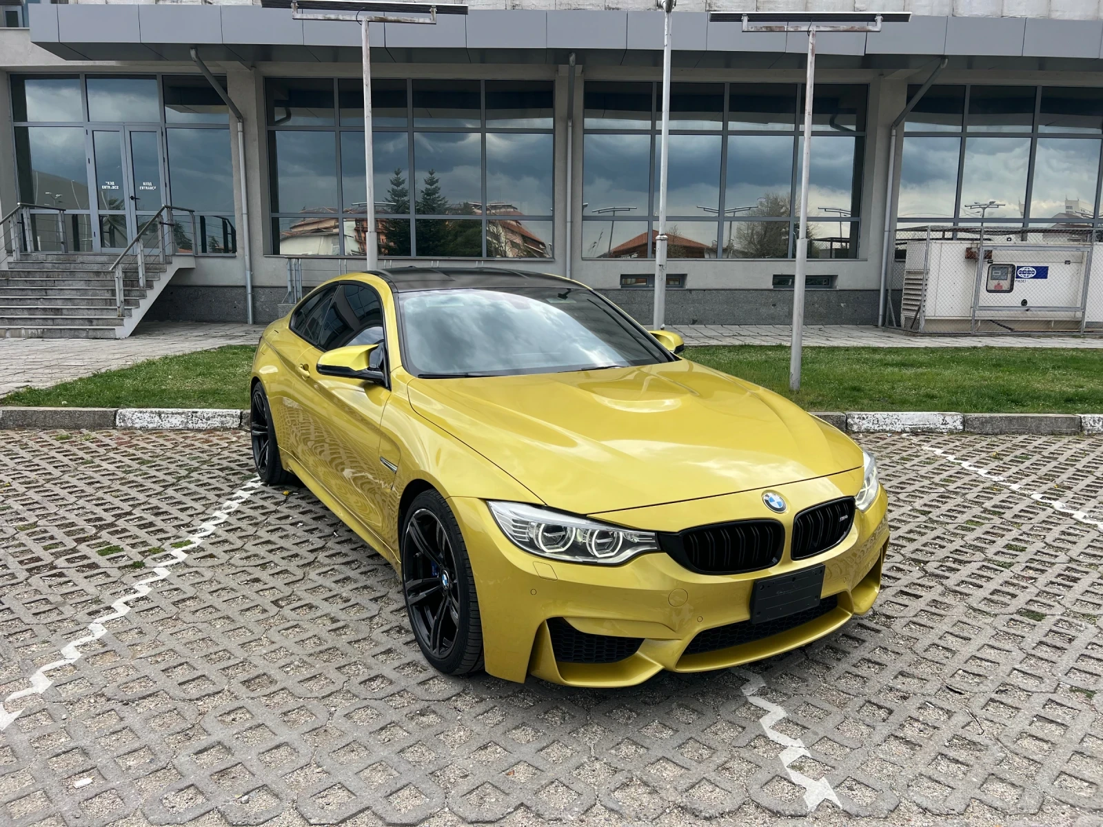 BMW M4 Austin Yellow, снимка 2 - Автомобили и джипове - 54358319