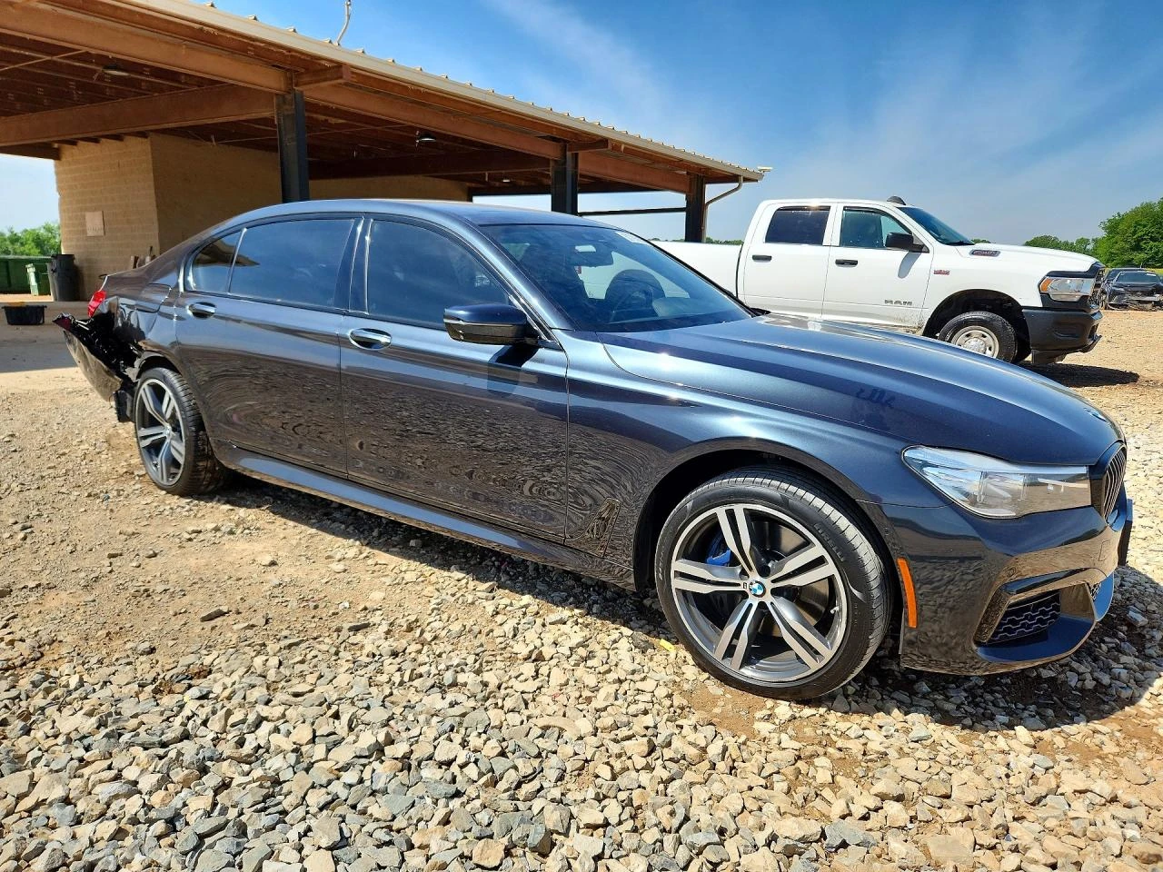 BMW 740 * CARFAX * HARMAN/KARDON * 360 КАМЕРА, снимка 4 - Автомобили и джипове - 54838563