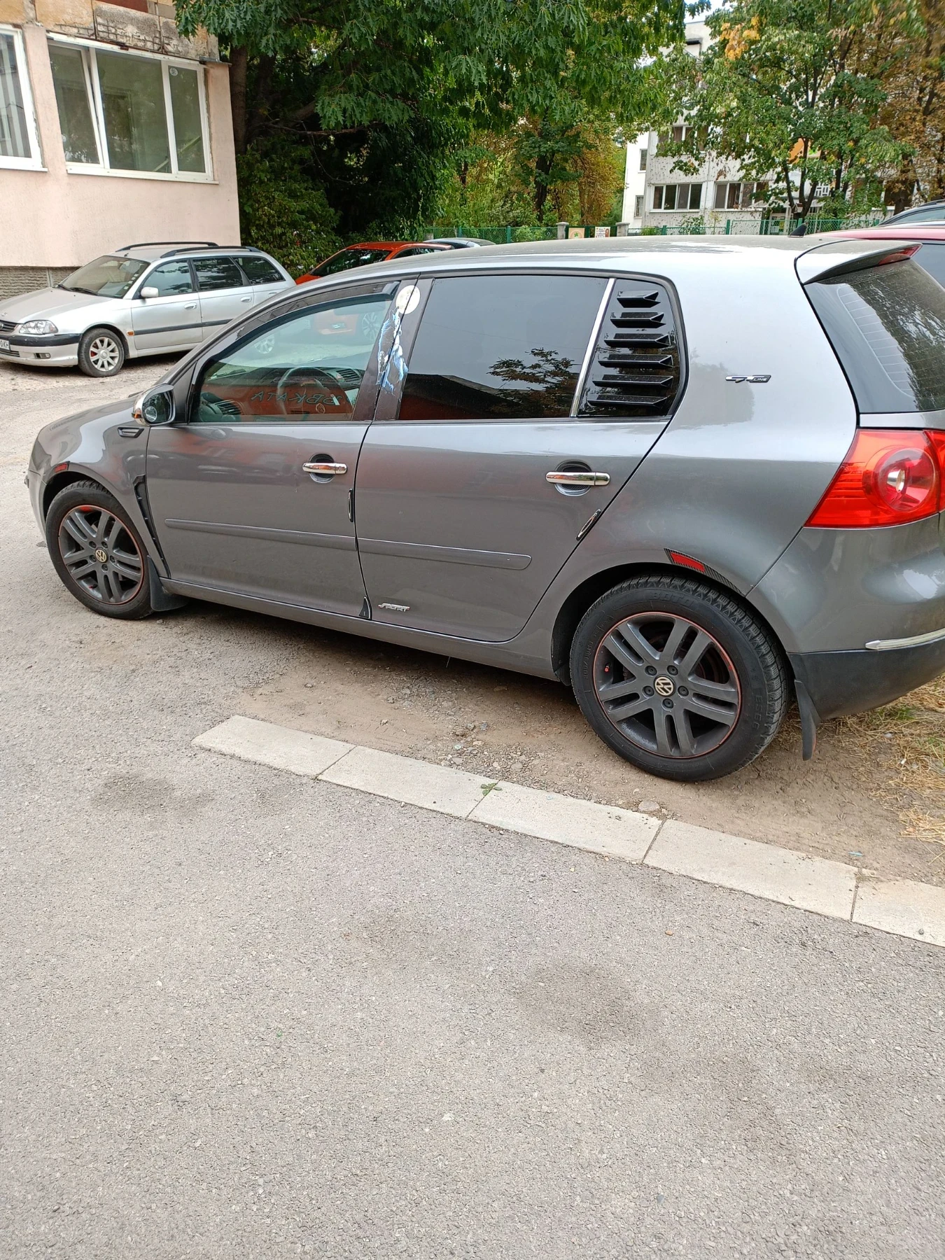 VW Golf 5 1.6i, снимка 2 - Автомобили и джипове - 56362975