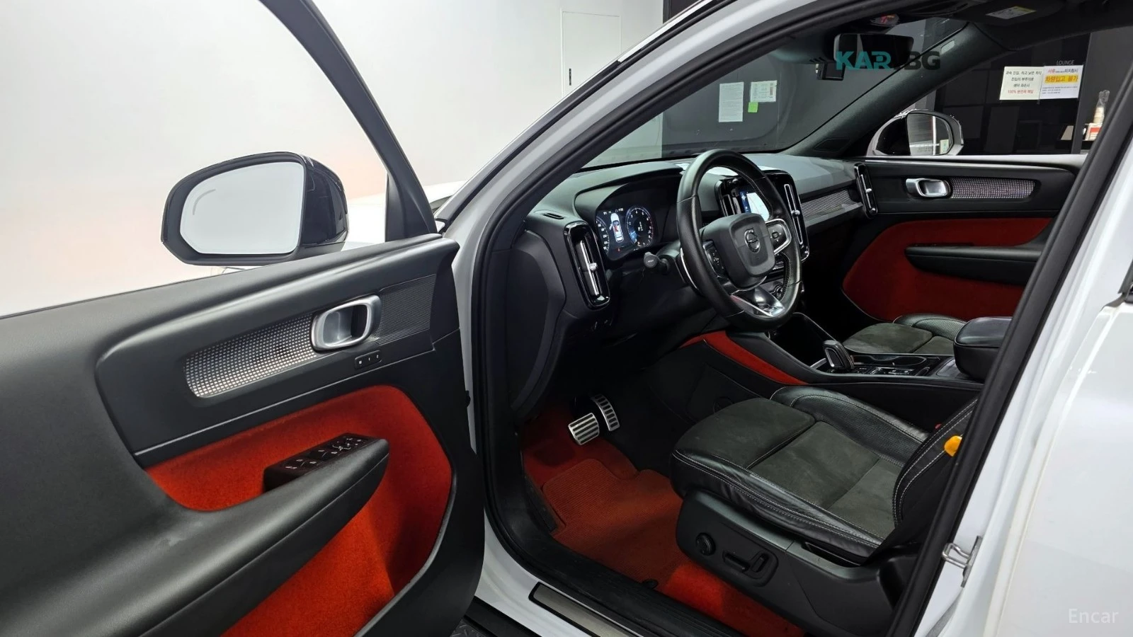 Volvo XC40 T4* R-Design* ПОДГРЕВ* ДИСТРОНИК* КАМЕРА* , снимка 8 - Автомобили и джипове - 55390960