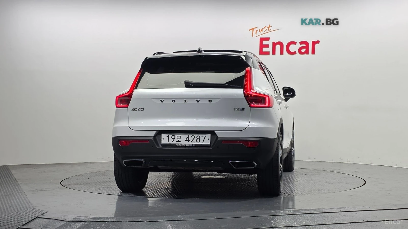 Volvo XC40 T4* R-Design* ПОДГРЕВ* ДИСТРОНИК* КАМЕРА* , снимка 4 - Автомобили и джипове - 55390960