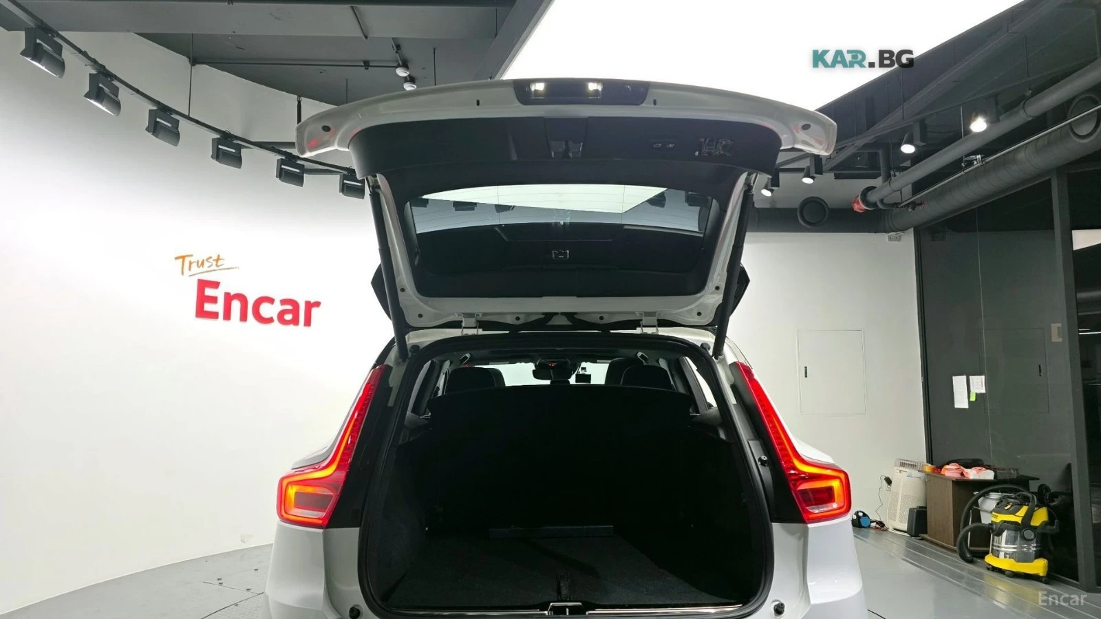 Volvo XC40 T4* R-Design* ПОДГРЕВ* ДИСТРОНИК* КАМЕРА* , снимка 16 - Автомобили и джипове - 55390960