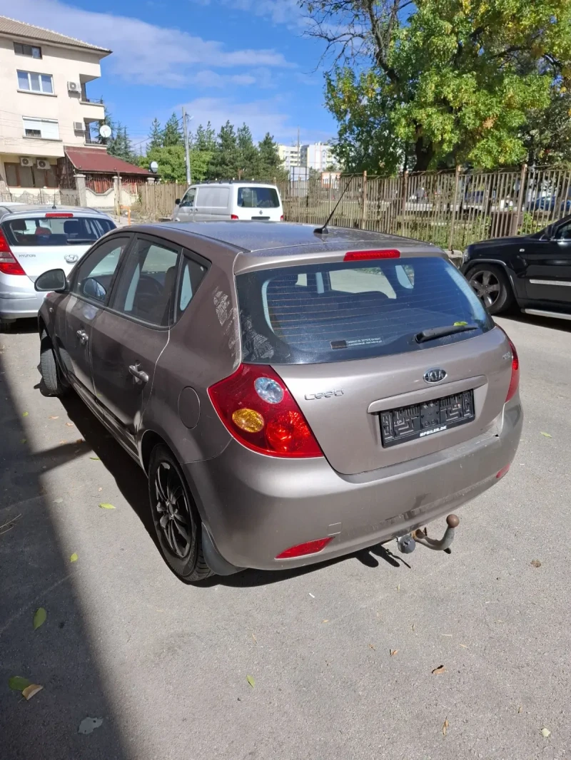 Kia Ceed 1.6 CRDI, снимка 4 - Автомобили и джипове - 47975982