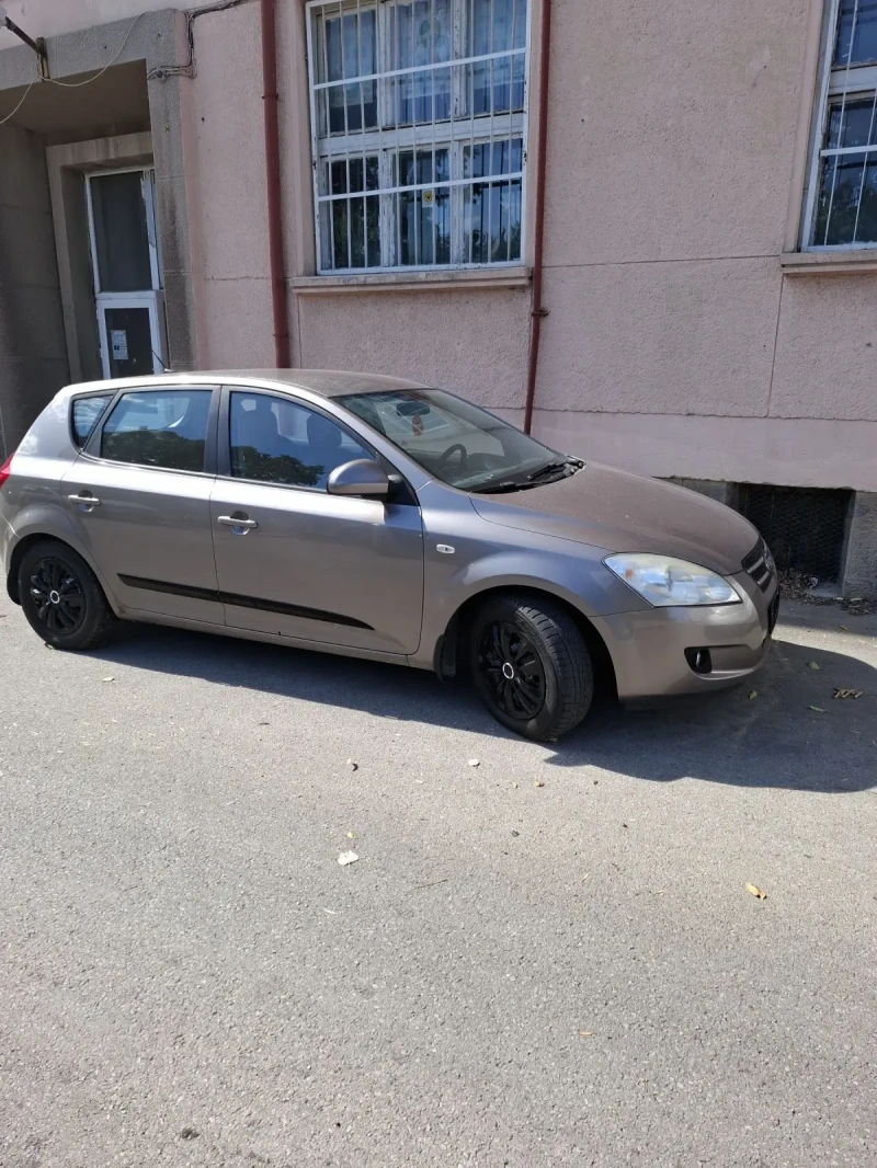 Kia Ceed 1.6 CRDI, снимка 3 - Автомобили и джипове - 47975982