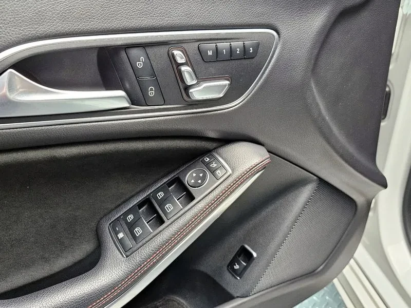 Mercedes-Benz CLA 2.5, снимка 17 - Автомобили и джипове - 54287650