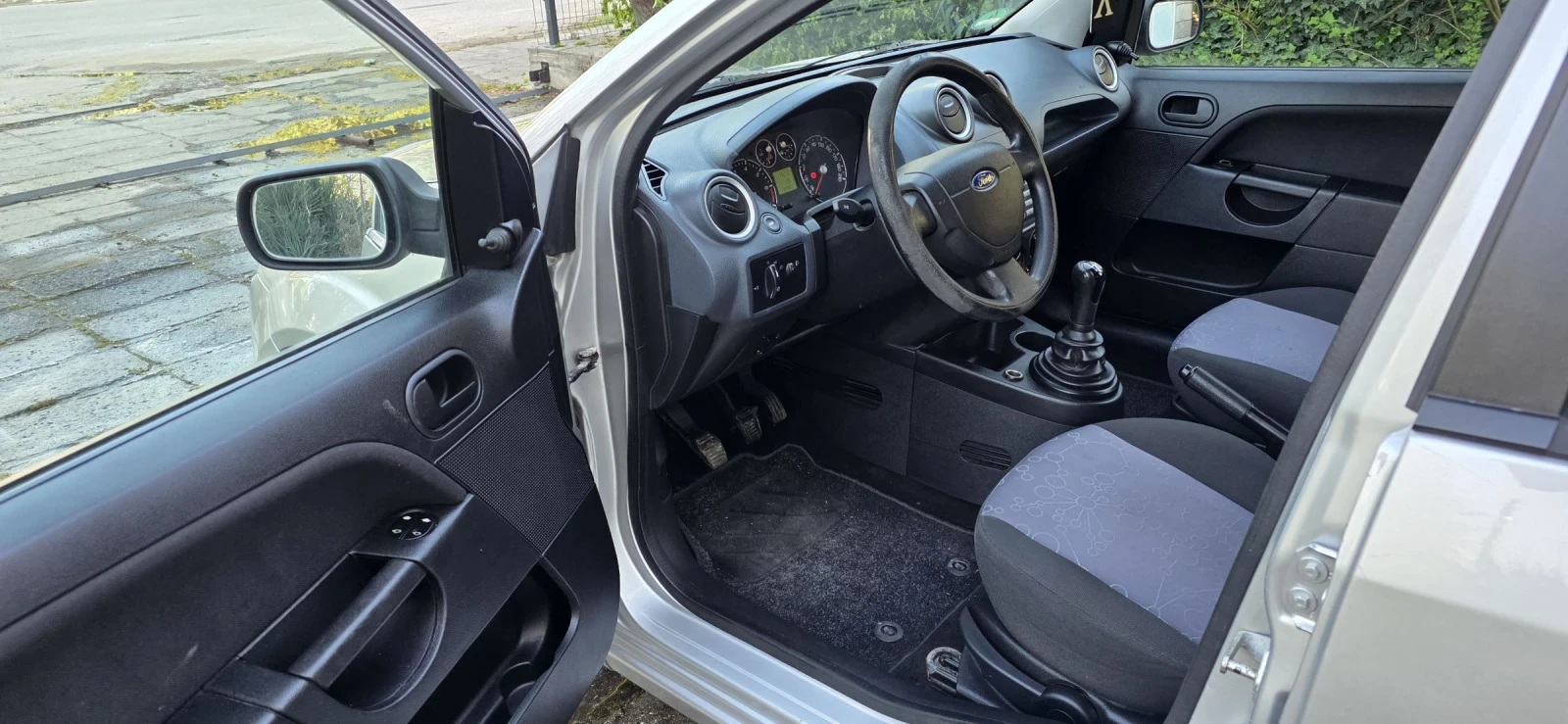 Ford Fiesta 1.3, снимка 5 - Автомобили и джипове - 54416579