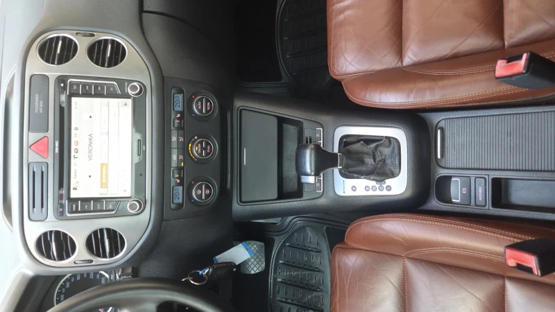 VW Tiguan 2.0TDi DSG, снимка 7 - Автомобили и джипове - 51332675
