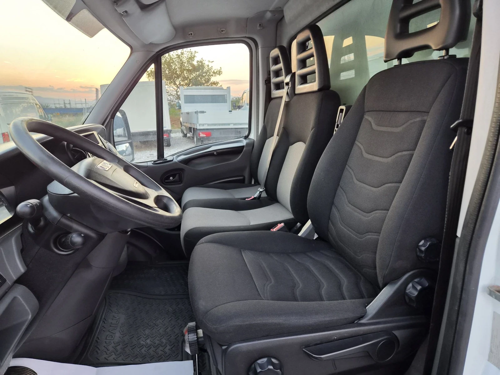 Iveco Daily 35c17 * Клима * Падащ борд * До 3.5 тона, снимка 9 - Бусове и автобуси - 55905375