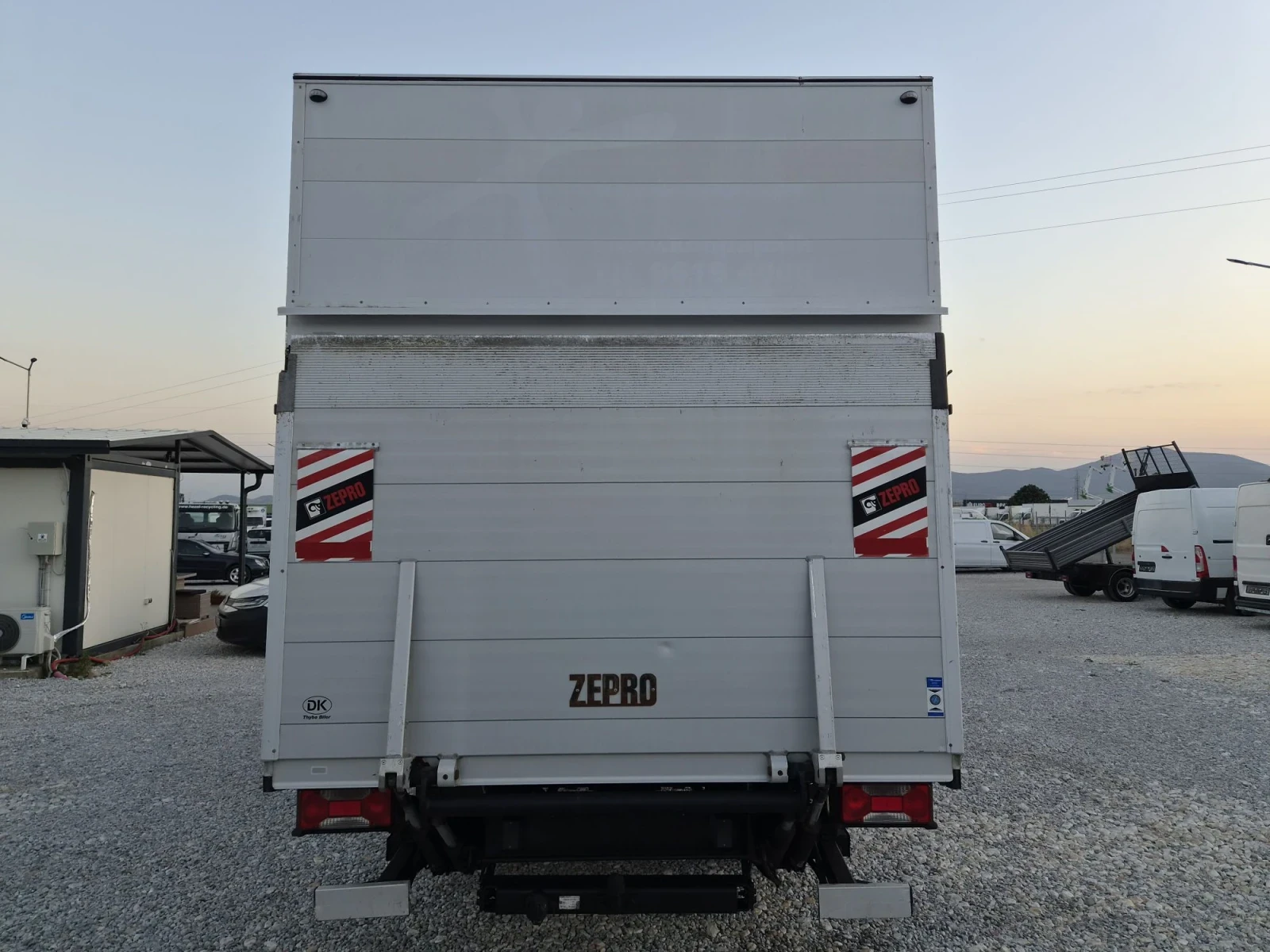 Iveco Daily 35c17 * Клима * Падащ борд * До 3.5 тона, снимка 4 - Бусове и автобуси - 55905375