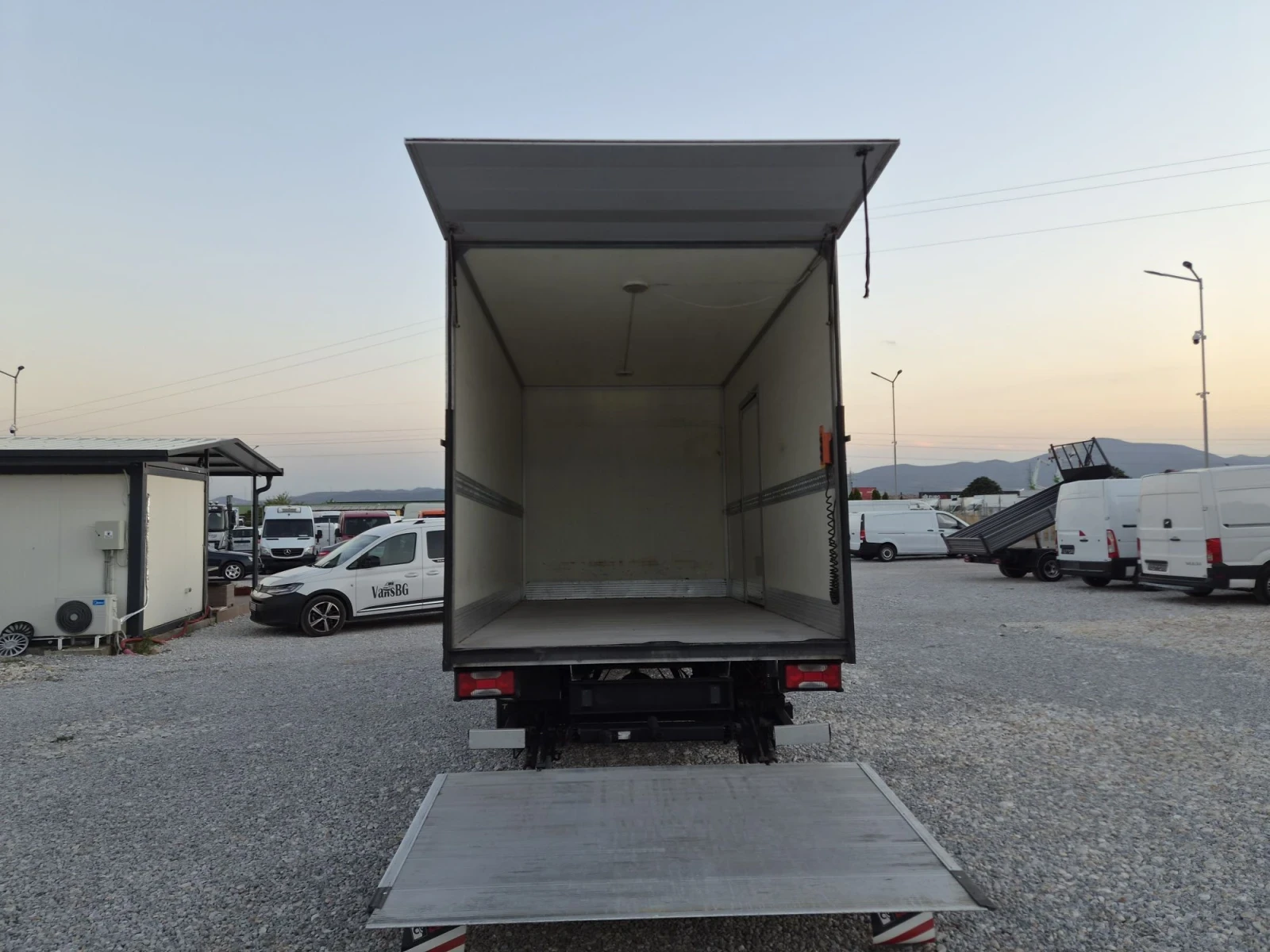 Iveco Daily 35c17 * Клима * Падащ борд * До 3.5 тона, снимка 13 - Бусове и автобуси - 55905375