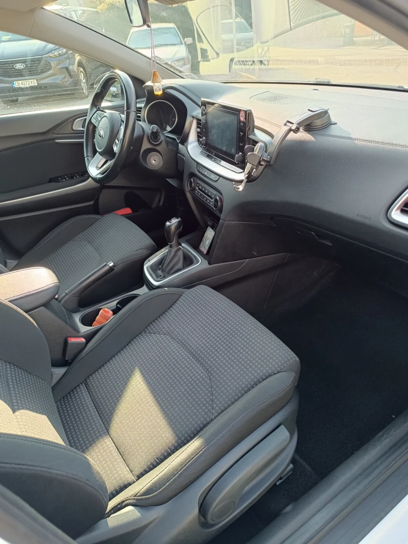 Kia Ceed Wagon 1, 5 Tурбо, снимка 6 - Автомобили и джипове - 51608413
