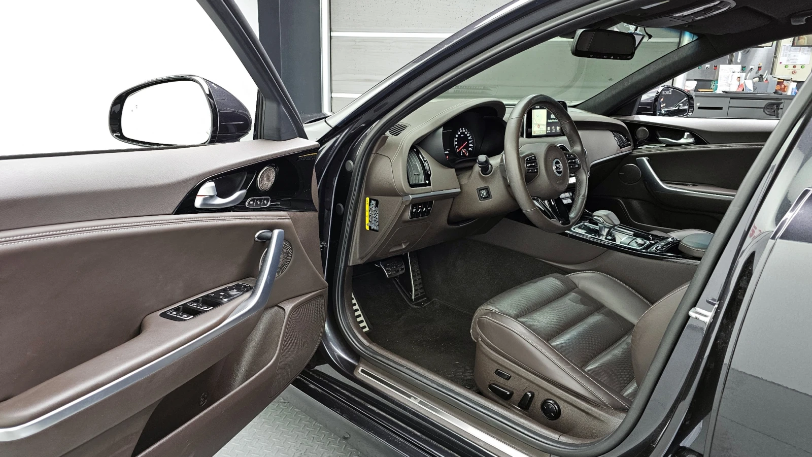 Kia Stinger 2.0T 2WD PLATINUM - изображение 9