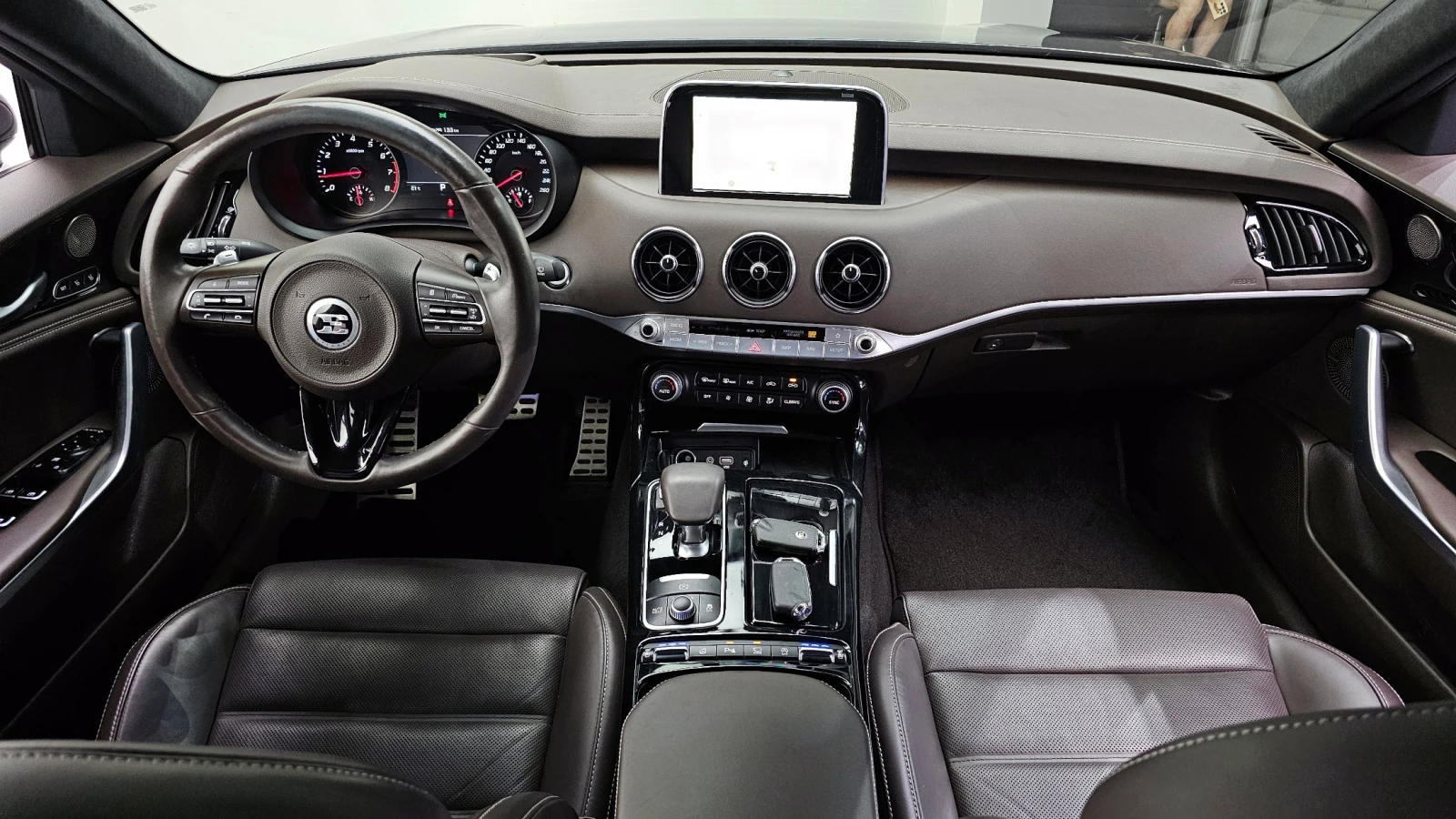 Kia Stinger 2.0T 2WD PLATINUM - изображение 6