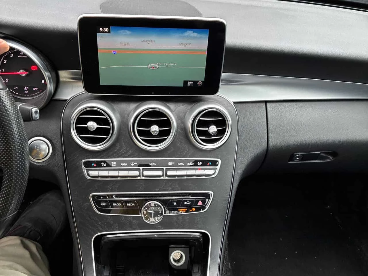 Mercedes-Benz C 300 ПОДГРЕВИ * ПАНО * KEYLESS * CARFAX, снимка 9 - Автомобили и джипове - 54208977