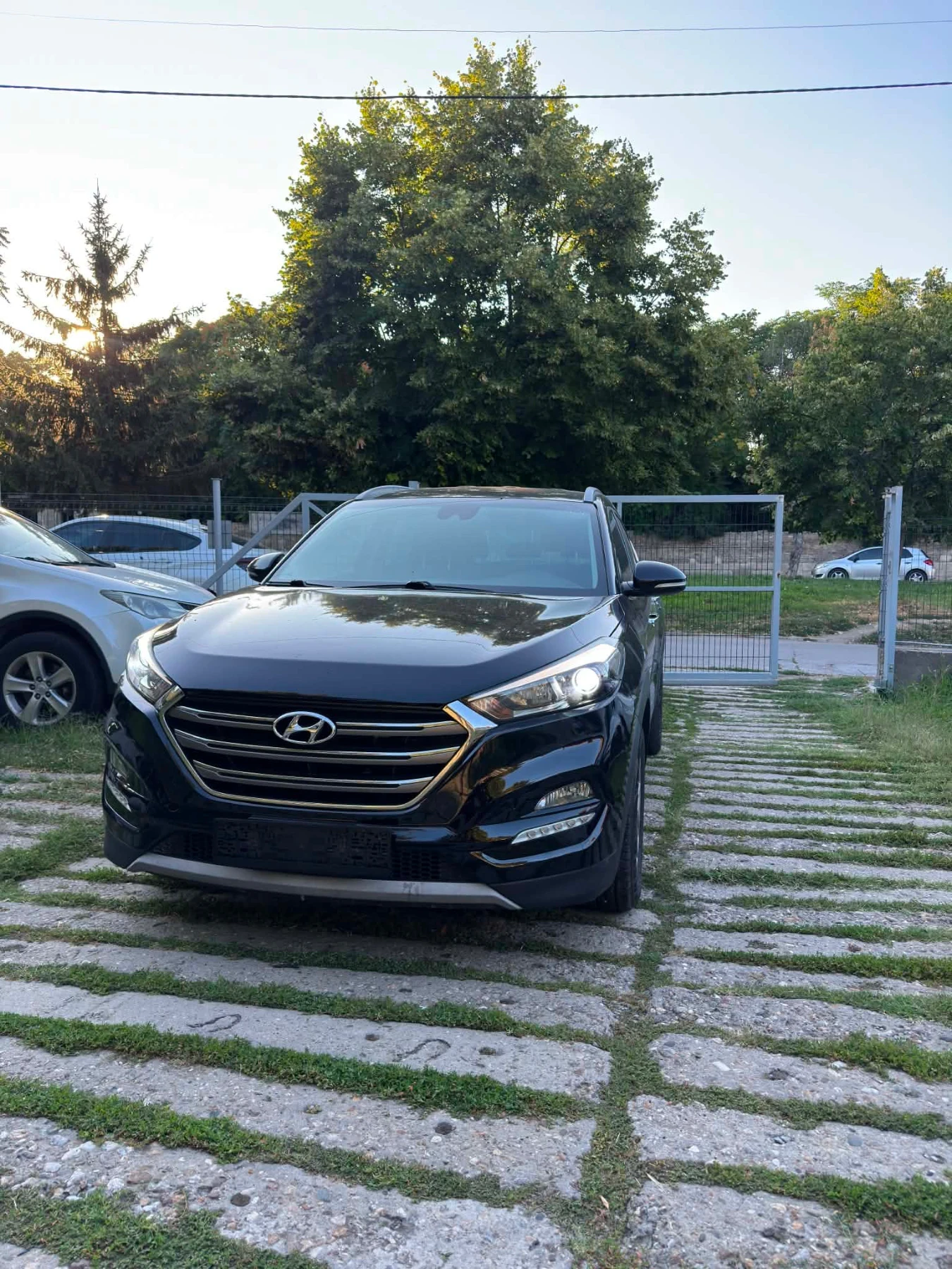 Hyundai Tucson 1.7CRDI/Сменени Вериги/Парктроник/Камера/Keyless, снимка 2 - Автомобили и джипове - 55479670