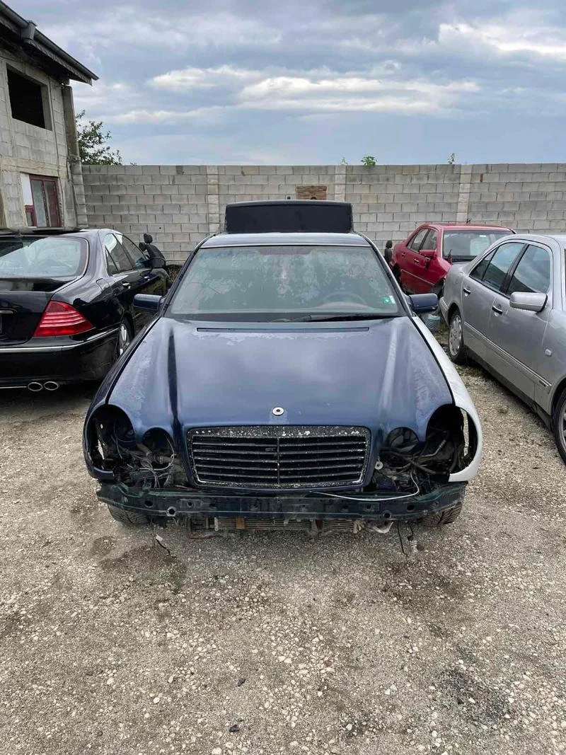 Mercedes-Benz E 220 2.2D, снимка 2 - Автомобили и джипове - 37235574