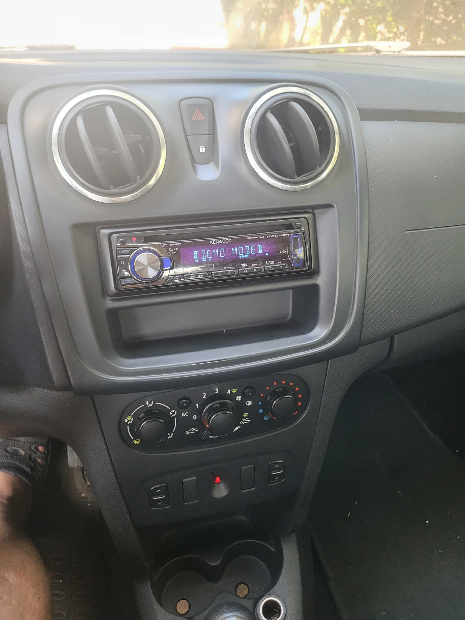 Dacia Sandero 1.2.75 клима - изображение 8