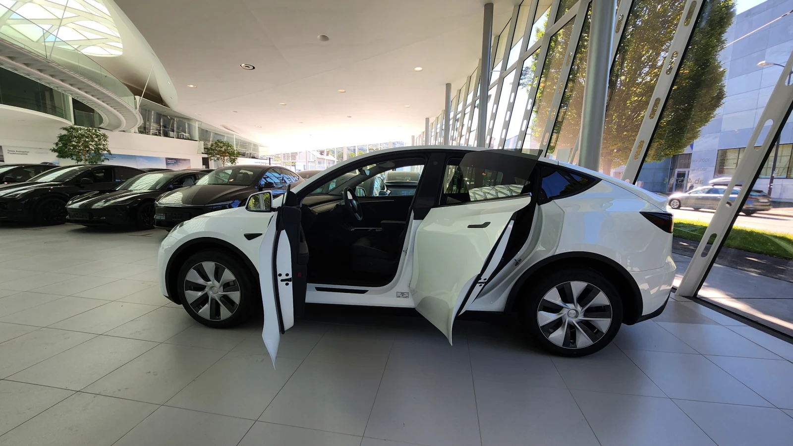 Tesla Model Y LR + Гаранция + Теглич, снимка 2 - Автомобили и джипове - 54745831