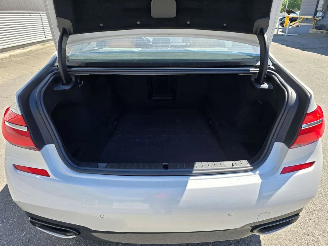 BMW 750 xDrive /360/DIS/Harman Kardon/, снимка 14 - Автомобили и джипове - 54776534