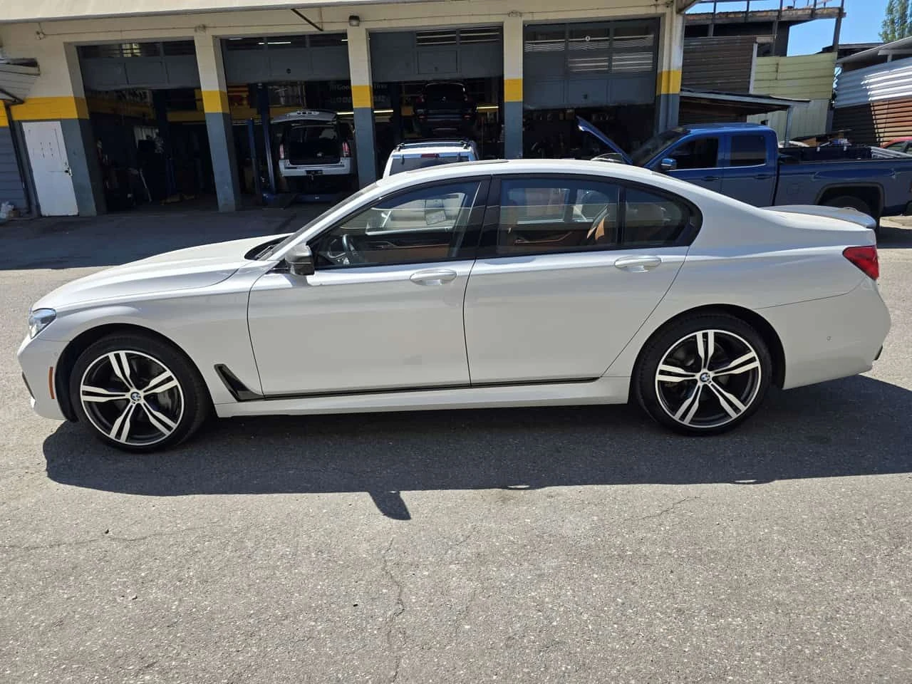 BMW 750 xDrive /360/DIS/Harman Kardon/, снимка 2 - Автомобили и джипове - 54776534