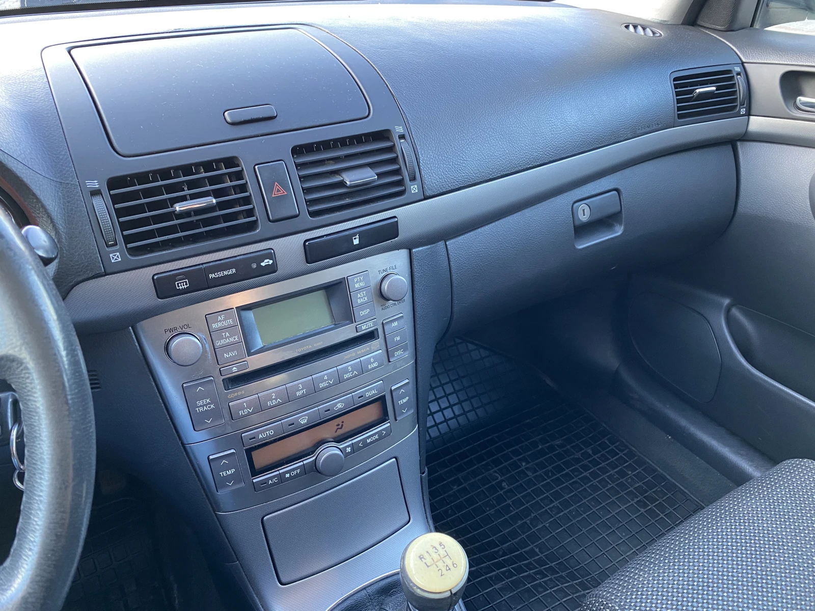 Toyota Avensis, снимка 12 - Автомобили и джипове - 56658793