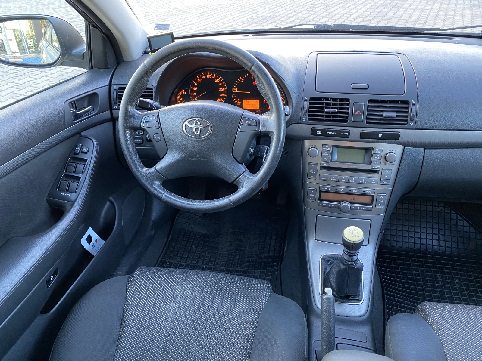 Toyota Avensis, снимка 13 - Автомобили и джипове - 56658793