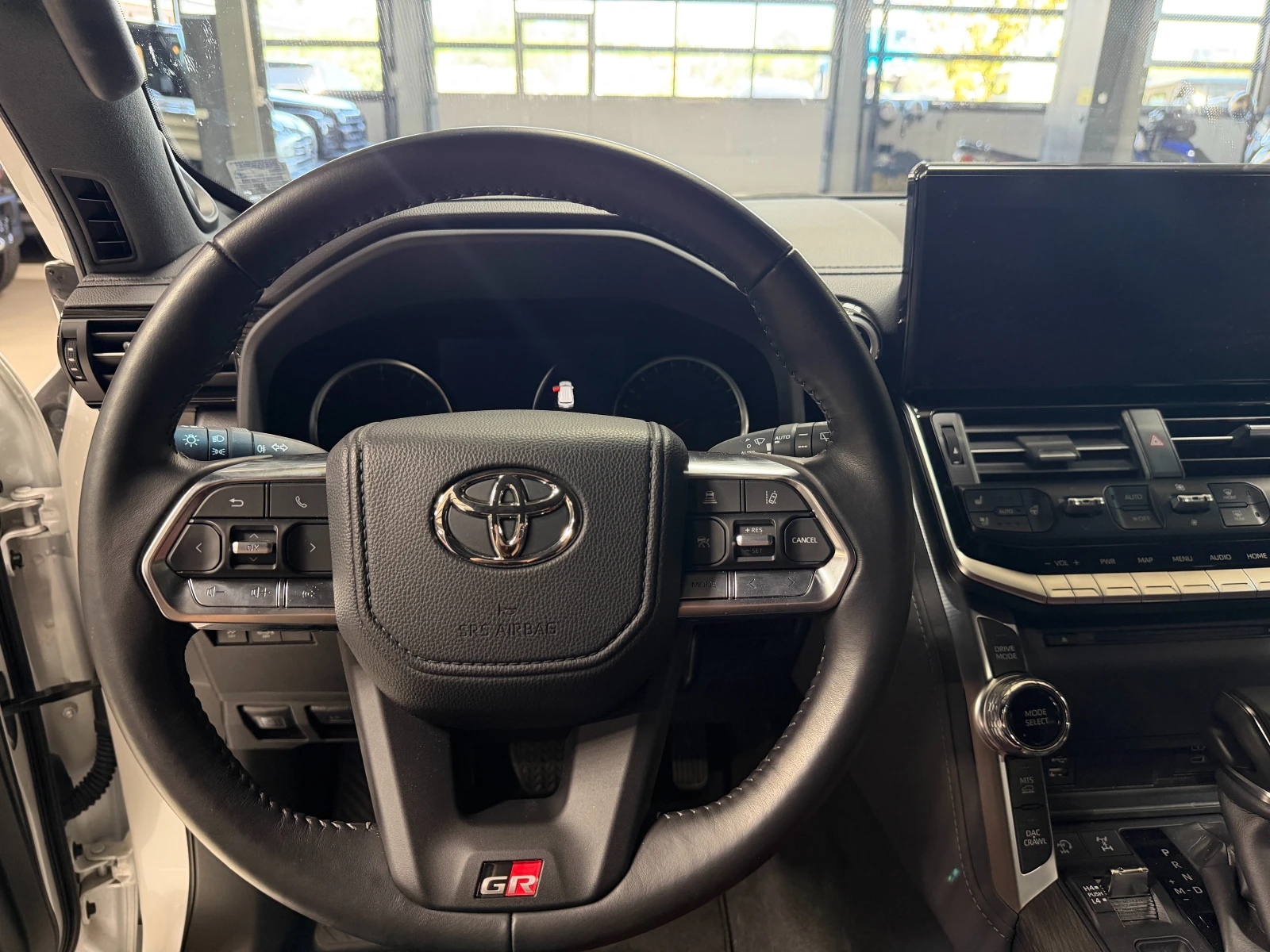 Toyota Land cruiser 300 GR, снимка 17 - Автомобили и джипове - 55644182